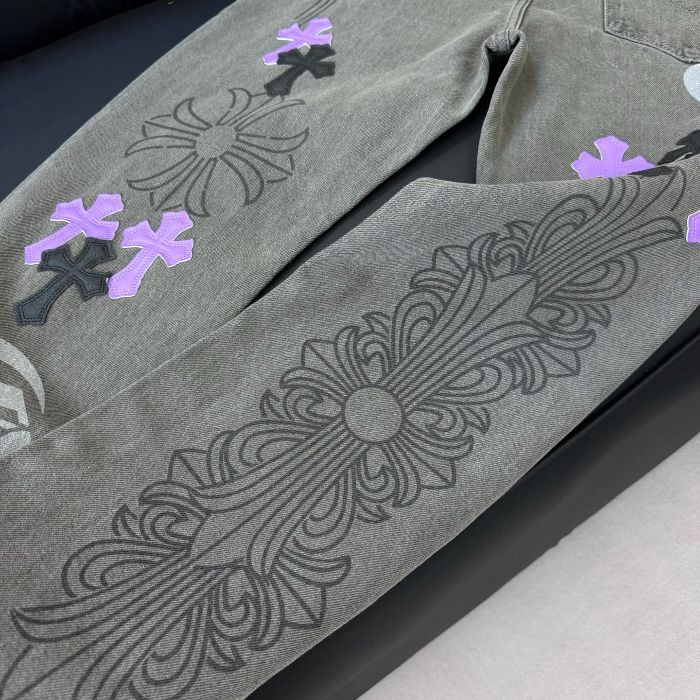 🅿️290 Style No.: D240 Chroe Hets CH Chrome Het Purple Color Block Leather Washed Jeans Ceiling-Level Jeans Hard to Find at the Counter‼ ️ About Zangyin ✅ This is an extremely luxurious fashion brand that can also be called the aristocracy of the high street. It has always been an exclusive brand for some hipsters or the rich second generation. The color of this model is already very eye-catching by using a unique washed material. It is decorated with pink patchwork cross flowers, which cleverly highlights the charm of the brand. Secondly, this model adopts a classic high-waist cut design, which highlights the long legs and fashionable temperament of the upper body. The brand is highly recognizable and the slim-fitting configuration is more suitable for daily wear. The personality will be fashionable and the specifications can be seen at a glance. Materials and technology ✅ Needless to say, this point goes without saying. As an excellent craftsman brand, Zangyin's requirements for details and craftsmanship are really perfect. The washed color of this model has gone through a lot of processes, not to mention the embellishment of the denim appliqués. It is also purely handmade and sewn. Just like what they believe in, only handmade things have soul and have the meaning of wearing. A top-notch heavy-duty fashionable denim item, recommended by both hands‼ ️ Size# 30 32 34 34 (M L